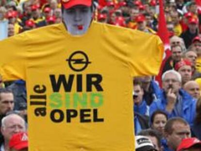 Al menos 5.000 trabajadores se han manifestado hoy en Amberes en contra de los planes de cierre de la factoría de Opel