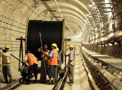 Trabajadores de Nueva Delhi durante los trabajos de instalación de la catenaria del metro.