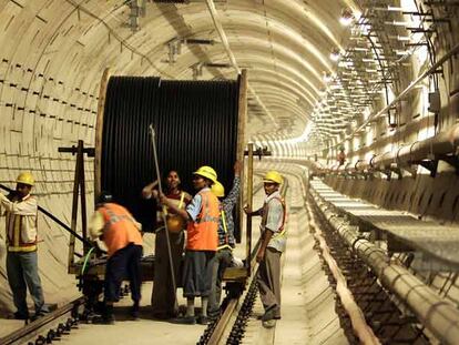 Trabajadores de Nueva Delhi durante los trabajos de instalación de la catenaria del metro.