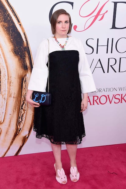 Streetzie firma lo más llamativo del look de Lena Dunham: las sandalias con forma de conejo. Su vestido es de Creatures of the Wind.