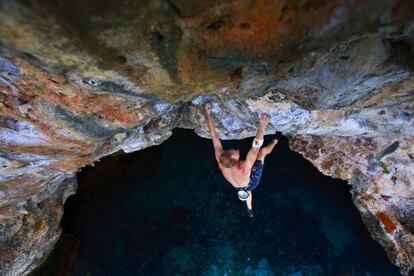 Iker Pou, practicando psicobloc en Mallorca