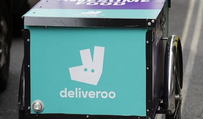 Una bicicleta con el logo de Deliveroo en Londres. 