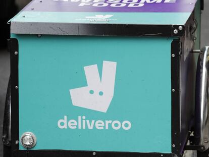 Una bicicleta con el logo de Deliveroo en Londres. 