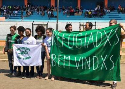 Torcedores brasileiros recepcionam equipes na abertura da Copa Refugiados.