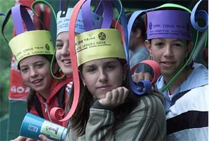 Un grupo de escolares que ayer acudieron al hipódromo de Lasarte a celebrar el día de la Escuela Pública