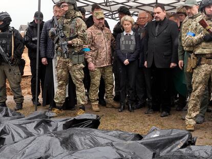 Ursula von der Leyen, Josep Borrell y Denis Shmihal, durante su visita a Bucha, al noroeste de Kiev, este viernes.