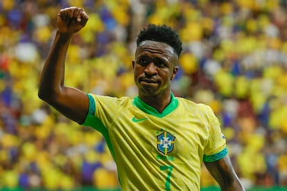 Vinicius Jr. de Brasil celebra la victoria este jueves, en un partido de las eliminatorias sudamericanas al Mundial de 2026 entre las selecciones de Brasil y Colombia.