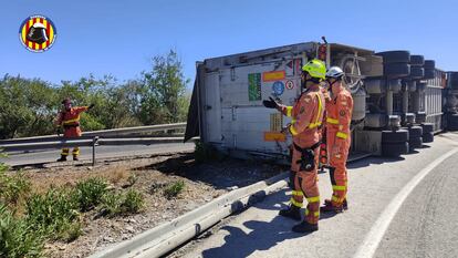 Imagen del camión volcado que transportaba toros en la A-3 en Buñol.