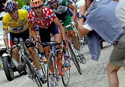 Mayo, de lunares, ataca a Armstrong, a la izquierda, y a Moreau en el col de Coq ayer.