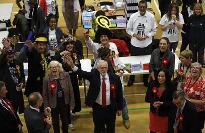 El líder del Partido Laborista de Reino Unido, Jeremy Corbyn, a su llegada a la sede de los laboristas en Londres tras ganar 31 escaños para su partido desde las últimas elecciones celebradas en 2015.
