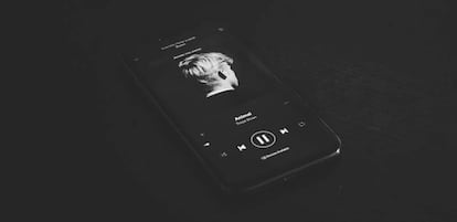 Smartphone con Spotify y en blanco y negro