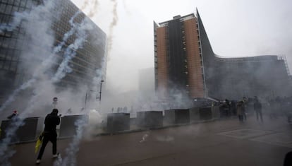 Os manifestantes de extrema direita, em frente à Comissão Europeia.