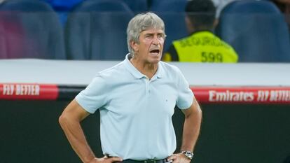 El entrenador del Betis, Manuel Pellegrini, durante el partido de la cuarta jornada de LaLiga entre el Real Madrid y el Real Betis en el Santiago Bernabéu.