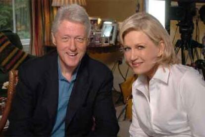 La periodista Diane Sawyer, de la televisión ABC, entrevista a Bill Clinton en su casa de Nueva York.