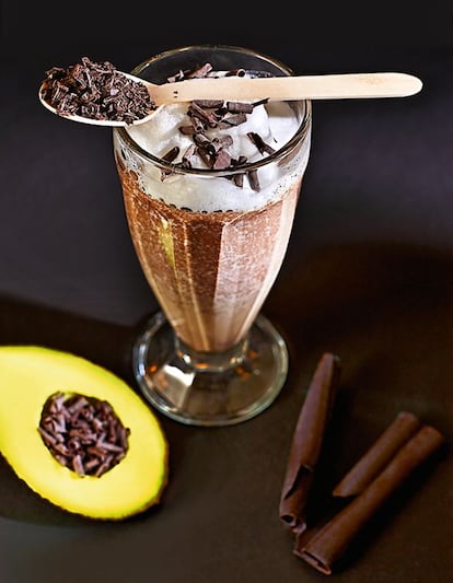 <p><b>La mezcla</b> que sirve de base para este batido –aguacate y chocolate, con algún lácteo espeso, como nata que sirva para montar o crème fraîche– puede funcionar como una salsa para crêpes o tortitas. También como relleno de tartas o, simplemente, como una mousse de chocolate rápida.</p> <p>Ingredientes:<em> Un aguacate (sin estrías negras), 70 gramos de leche en polvo, un litro de leche semidesnatada, 50 gramos de chocolate con un 50 o 60% de cacao triturado, azúcar al gusto, ralladura de naranja o limón (opcional).</em></p> <p>Preparación: <em>1. Calentar la mitad de la leche semidesnatada hasta que hierva. 2. Añadir el chocolate hasta crear una crema, mezclar bien y dejar reposar. 3. Procesar el aguacate, la leche en polvo, el azúcar y la leche restante hasta conseguir una crema. 4. Incorporar el batido de chocolate y mezclar hasta su total emulsión. 5. Si se desea, decorar con tiras o ralladura de piel de naranja o limón.</em></p>