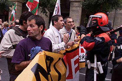 Los dirigentes de Batasuna Otegi y Permach discuten con un <b></b><i>ertzaina</i> durante la manifestación.
