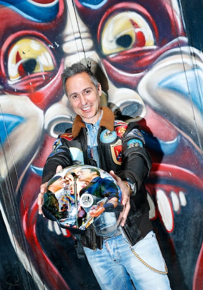 El mago Pablo Corner muestra su casco de moto tuneado con una foto que hizo en un concierto en Wembley en 2013. “En mis 'shows' trato de aplicar lo que he aprendido de Bruce”.