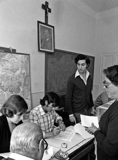 Una mujer se dispone a votar en un colegio de Madrid en las primeras eleciones democráticas en España tras el franquismo.