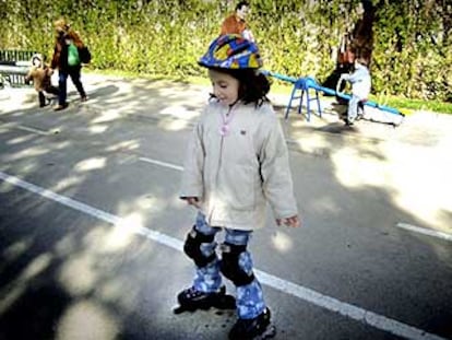 Niña patinando en Valencia
