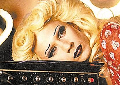 John Cameron Mitchell, en una escena de la película <i>Hedwig and the angry inch,</i> dirigida por él mismo.