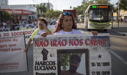 Bruna Mozer protesta em Goiânia com outras mães, no dia 20 de maio.