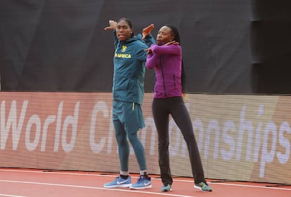 Semenya, a la izquierda, hace su celebración característica, la cobra, junto a una rival en la pista de entrenamiento de Londres.