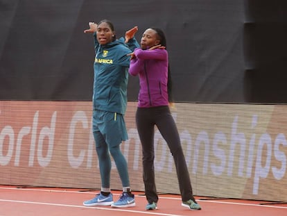 Semenya, a la izquierda, hace su celebración característica, la cobra, junto a una rival en la pista de entrenamiento de Londres.