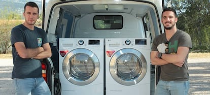 Los dos j&oacute;venes emprendedores con las lavadoras port&aacute;tiles.