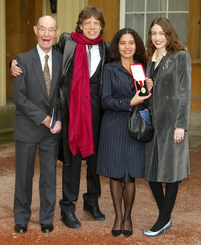 Por mucho que choque con su imagen rompedora, Jagger ya es Sir Mick Jagger. Recibió este honor "por su contribución a la música popular" de manos del príncipe Carlos en diciembre de 2003, meses después de cumplir los 60. Entonces le acompañaros su padre, Joe (que fallecería tres años después) y dos de sus hijas, Lizzy y Karis, entonces de 19 y 33 años.