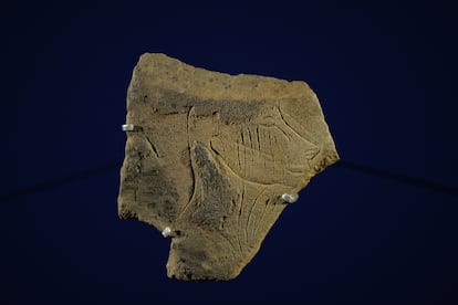 Perfil grabado en una plaqueta de piedra hallada en la cueva de La Marche en Francia.