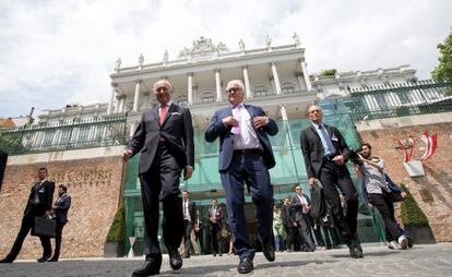 El ministro de Exteriores alemán, Frank-Walter Steinmeier, en el centro, y su homólogo galo, Laurent Fabius,a la izquierda.