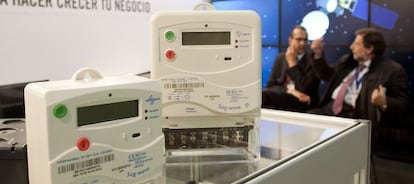 Dos contadores eléctricos electrónicos.