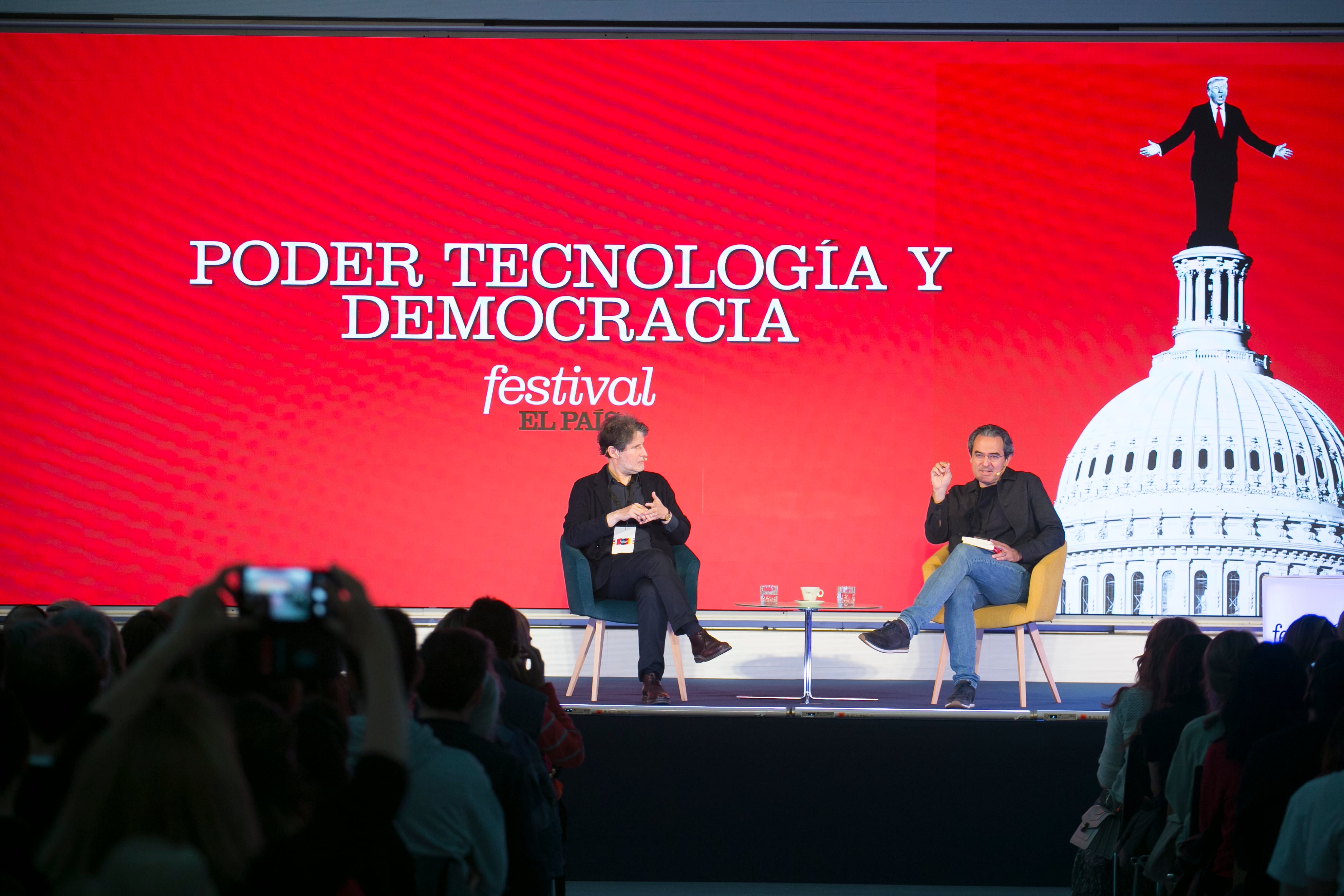 Giuliano da Empoli y Juan Gabriel Vásquez, durante su conversación en el Festival EL PAÍS. 