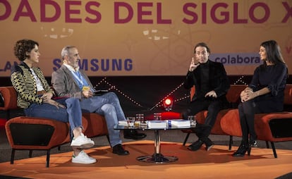 Desde la izquierda, Laura Baena, Mariano Fernández Enguita, Xuxo Ruiz y Silvia Leal ayer en las sextas jornadas ¡Grandes profes!. 