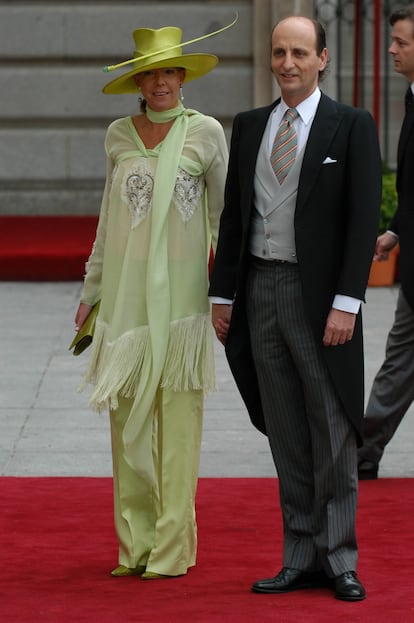 Simoneta Gómez-Acebo y su entonces marido, José Miguel Fernández Sastrón, en la boda de Felipe y Letizia, el 22 de mayo en la catedral de la Almudena, en Madrid.