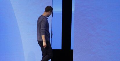 Mark Zuckerberg abandona el escenario tras la presentación de la conferencia de desarrolladores de San José (California).