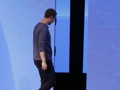 Mark Zuckerberg abandona el escenario tras la presentación de la conferencia de desarrolladores de San José (California).