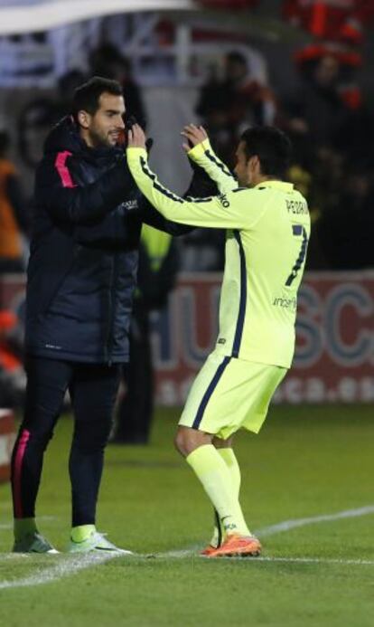 Pedro festeja con Montoya su gol ante el Huesca en Copa.