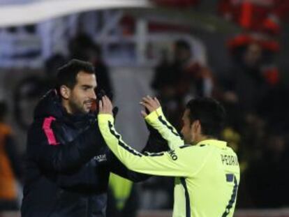 Pedro festeja con Montoya su gol ante el Huesca en Copa.