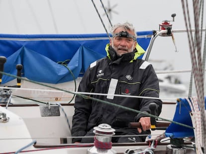 El navegante francés Jean-Luc van den Heede, a bordo del 'Matmut', cruza la líenea de meta de Les Sables d'Olonne.