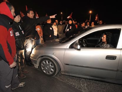 Un grupo de sindicalistas impide el paso a un vehículo en Mercavalencia.