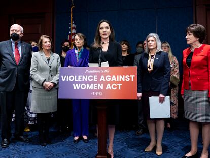 La actriz Angelina Jolie, habla a la prensa sobre la ley de la violencia contra las mujeres.