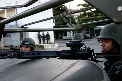 Infantes de marina brasileños patrullan las calles del complejo favela Mare de Río de Janeiro por última vez el pasado 30 de junio, ya que desde ese día han sido relevados por la policía. Fueron desplegados en la zona un año antes para combatir las guerras de pandillas y el narcotráfico de cara a los Juegos Olímpicos de 2016.