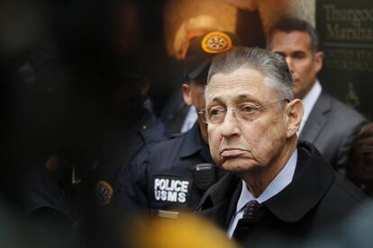 El expresidente de la Asamblea, Sheldon Silver, tras salir del juzgado en Nueva York.