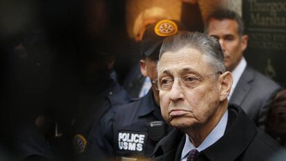 El expresidente de la Asamblea, Sheldon Silver, tras salir del juzgado en Nueva York.