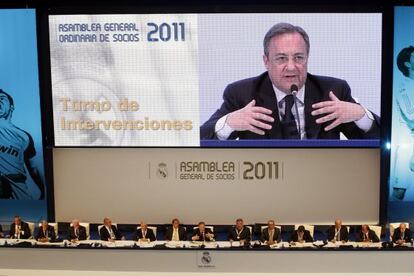 Florentino Pérez se dirige a los socios en la última asamblea del Real Madrid.