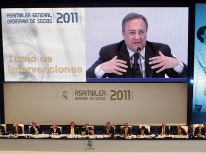 Florentino Pérez se dirige a los socios en la última asamblea del Real Madrid.