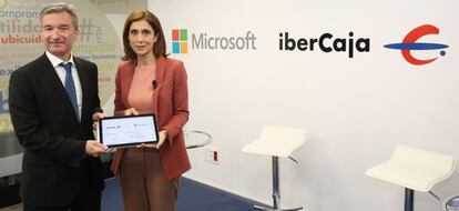 V&iacute;ctor Iglesias, consejero delegado de Ibercaja, y Pilar L&oacute;pez, presidenta de Microsoft