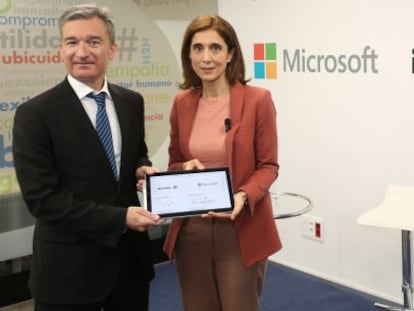 V&iacute;ctor Iglesias, consejero delegado de Ibercaja, y Pilar L&oacute;pez, presidenta de Microsoft