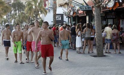 Turistas por las calles de Benidorm.